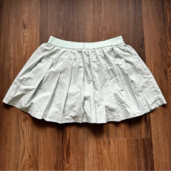 Sacre’ Serena Women’s Lifestyle Skirt Size Medium Sage Green Skort Workout - Picture 7 of 7